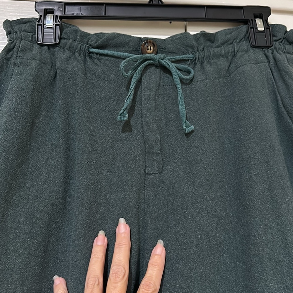 LULUMARI green linen paper bag tie waist cropped pants. Size Medium